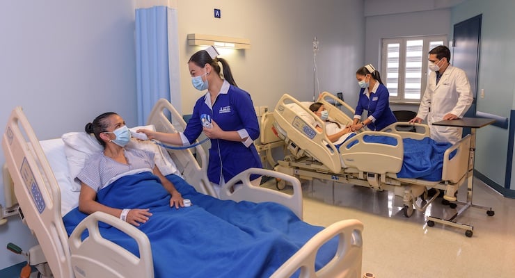 Personal de enfermería y médicos del Hospital Clínica Bíblica atienden a pacientes en unidades de corta estancia