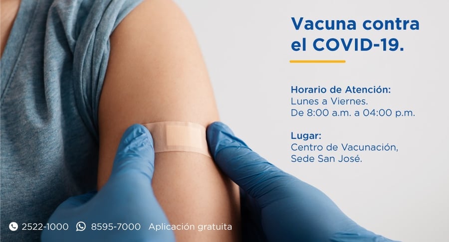 Personal de salud aplica vacuna contra la COVID-19 en el brazo de una persona en el Centro de Vacunación del Hospital Clínica Bíblica.