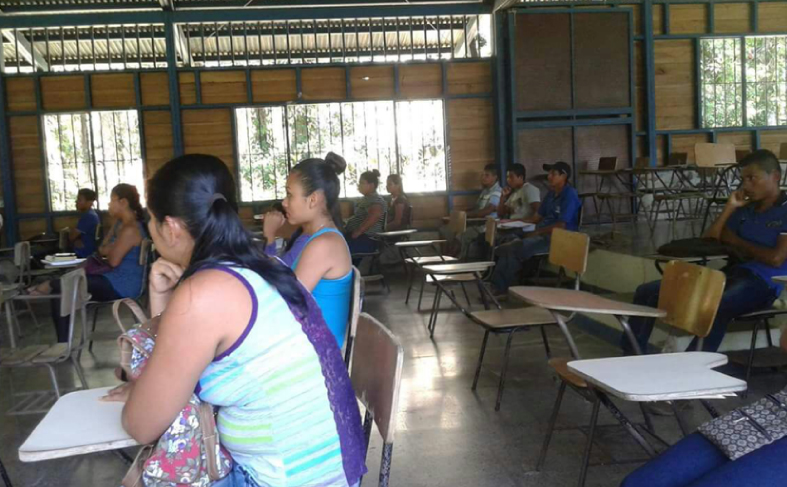 Personas de la comunidad de Shiroles participan en reunión durante visita del Hospital Clínica Bíblica en Talamanca