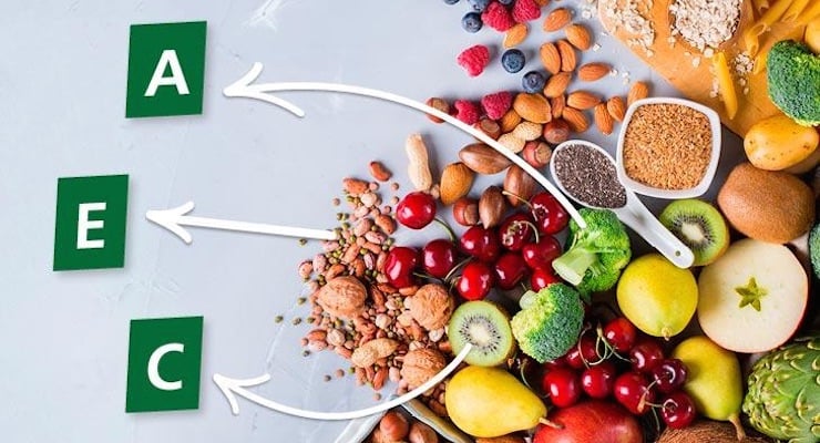Alimentos ricos en vitaminas A, C y E como frutas, verduras, frutos secos y semillas