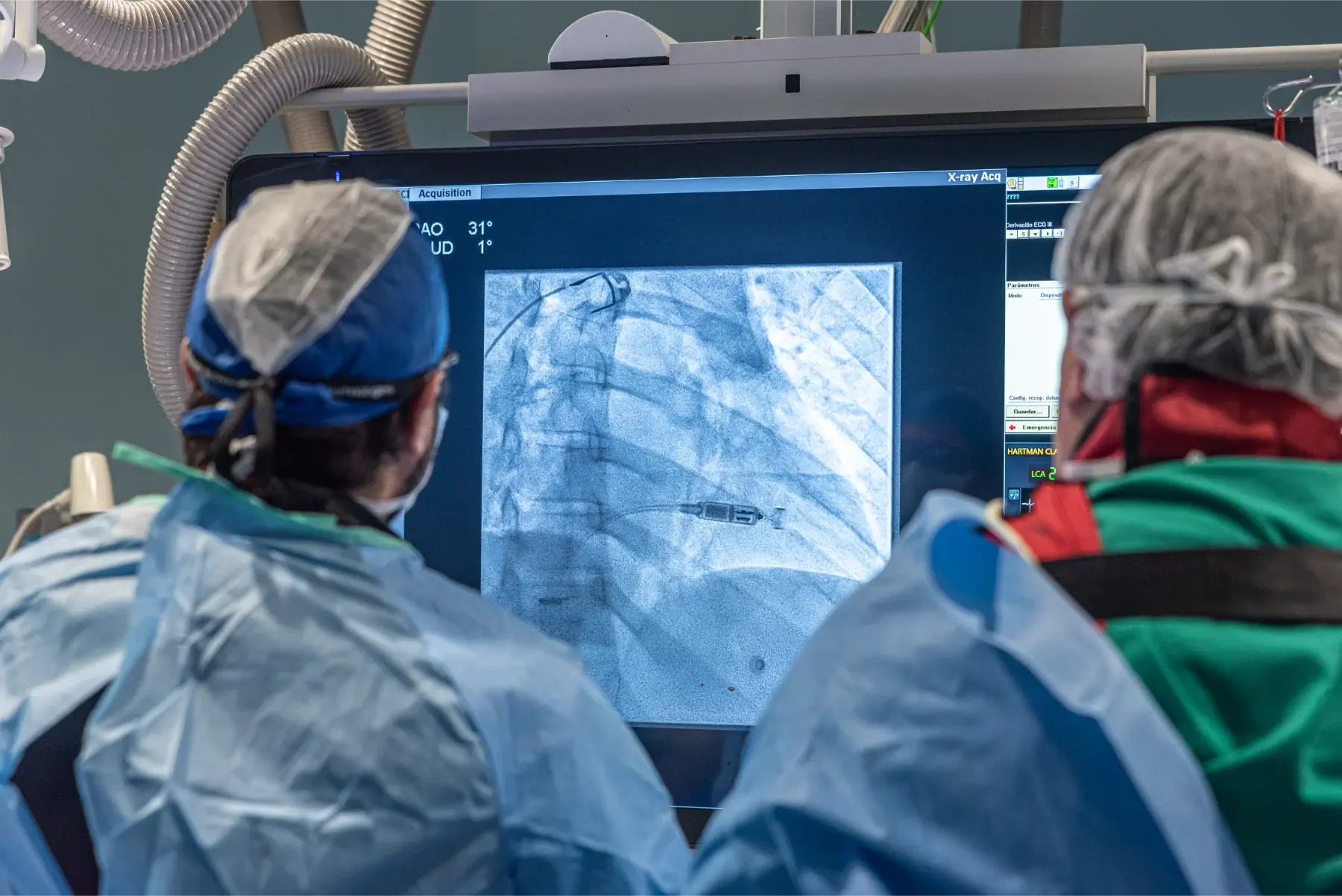 Médicos observando imagen de rayos X durante procedimiento quirúrgico