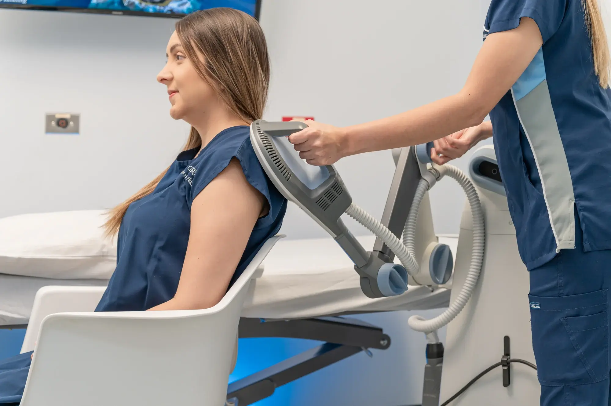 Aplicación de dispositivo de magnetoterapia en la espalda de una paciente.