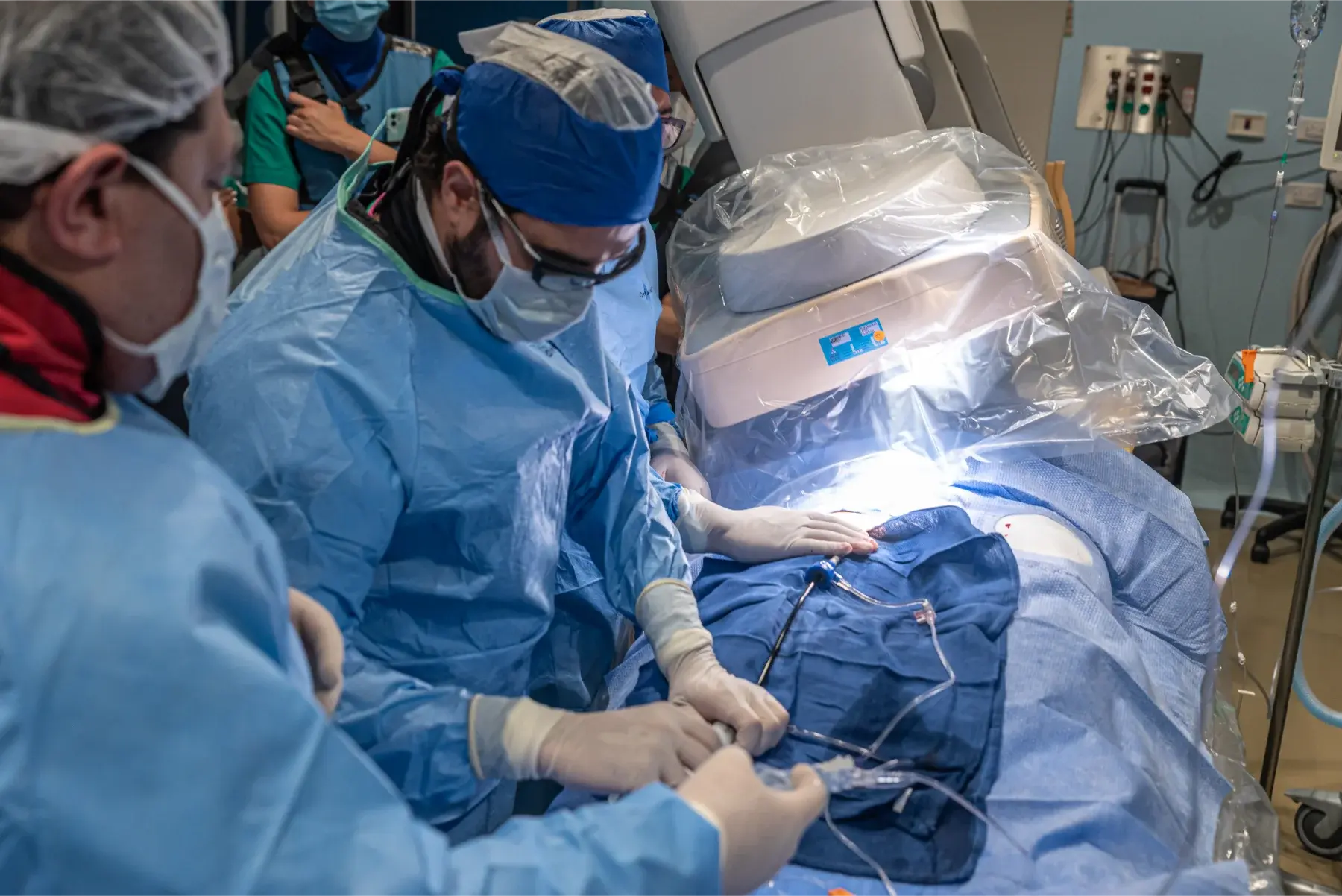 Cirujanos realizando intervención médica en quirófano con monitoreo avanzado