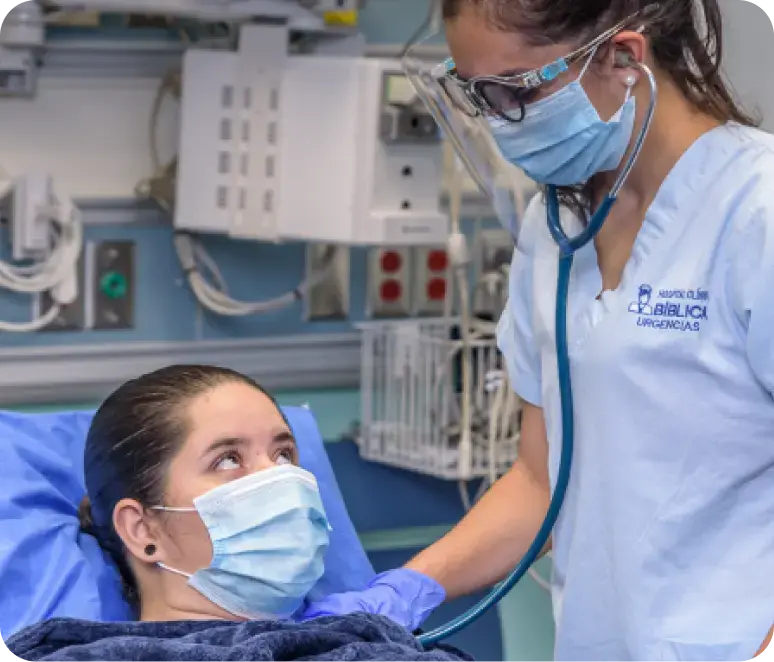 Enfermera atiende a paciente en urgencias de Hospital Clínica Bíblica