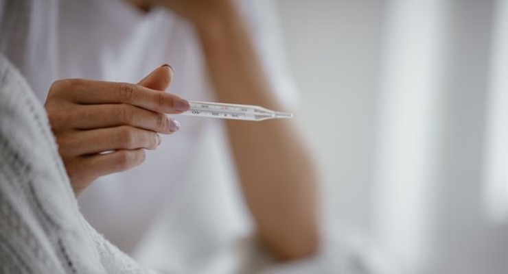 ¿Cómo cuidar a un familiar con COVID-19?