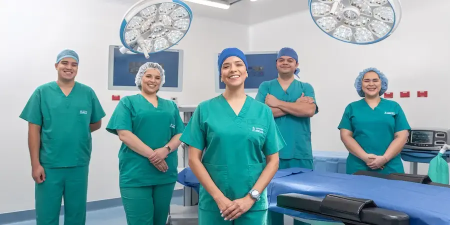 Cirujanos y personal médico de la Clínica Bíblica en quirófano listo para procedimiento