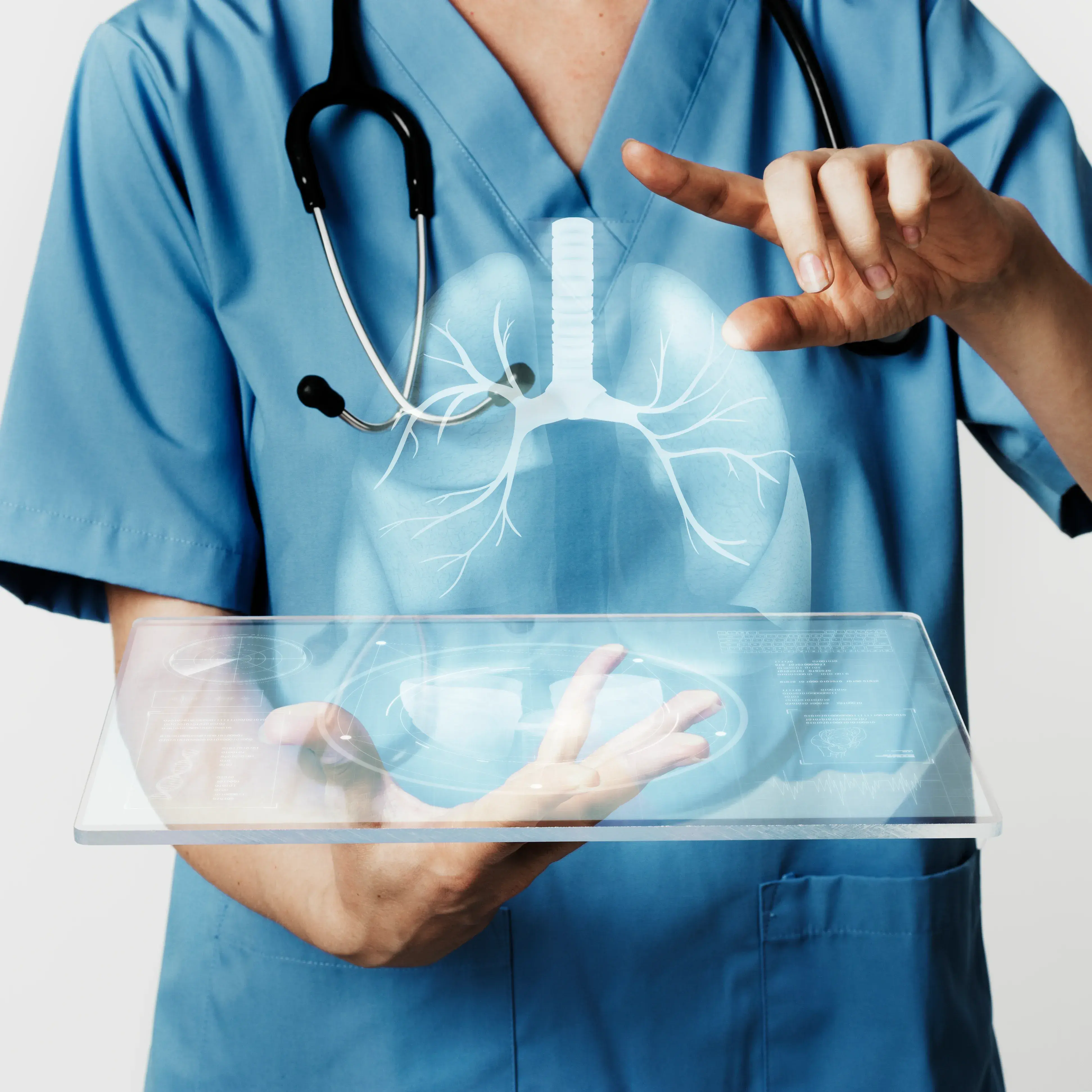 Un profesional de la salud en uniforme quirúrgico azul sostiene una tableta transparente que proyecta un holograma digital iluminado de los pulmones y las vías respiratorias.