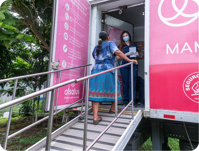 Unidad móvil de salud Alsalus atendiendo a paciente en comunidad