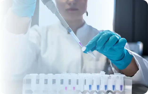 Especialista de laboratorio manipula muestra con micropipeta y tubos de ensayo