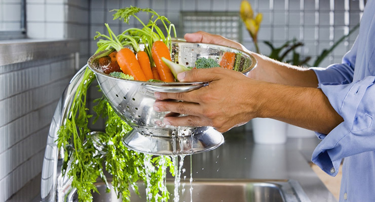 Lave todos los alimentos antes de consumirlos y evite la leptospirosis