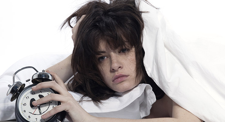 No dormir bien o dormir en exceso puede traerle problemas a su salud