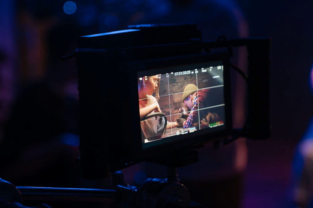 Monitor de una cámara de video profesional que muestra la grabación en tiempo real de una escena en un estudio.