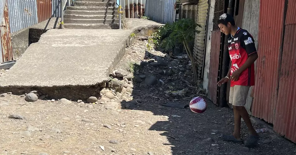 Unión de esfuerzos médicos cumplió el sueño de Moisés: caminar con la planta de los pies y jugar fútbol 