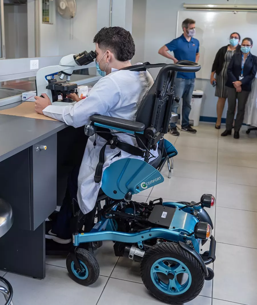 Joven estudiante continuará su carrera profesional gracias a la donación de una silla de ruedas especial