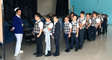 Enfermería trabaja con los niños de la  Escuela
