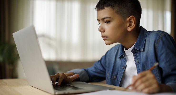 Clases virtuales: ¿Cómo afecta a los ojos de los niños el uso de los dispositivos electrónicos?