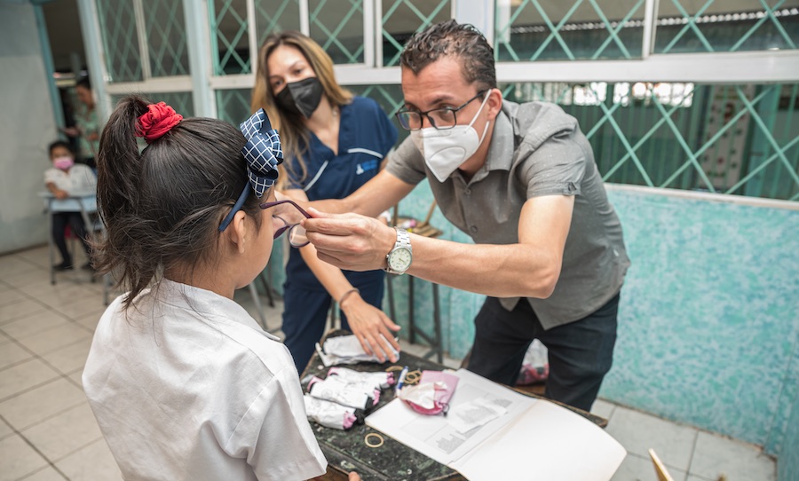 Mil niños en condición de vulnerabilidad mejoraron su salud visual gracias a el Hospital Clínica Bíblica y la Embajada de China