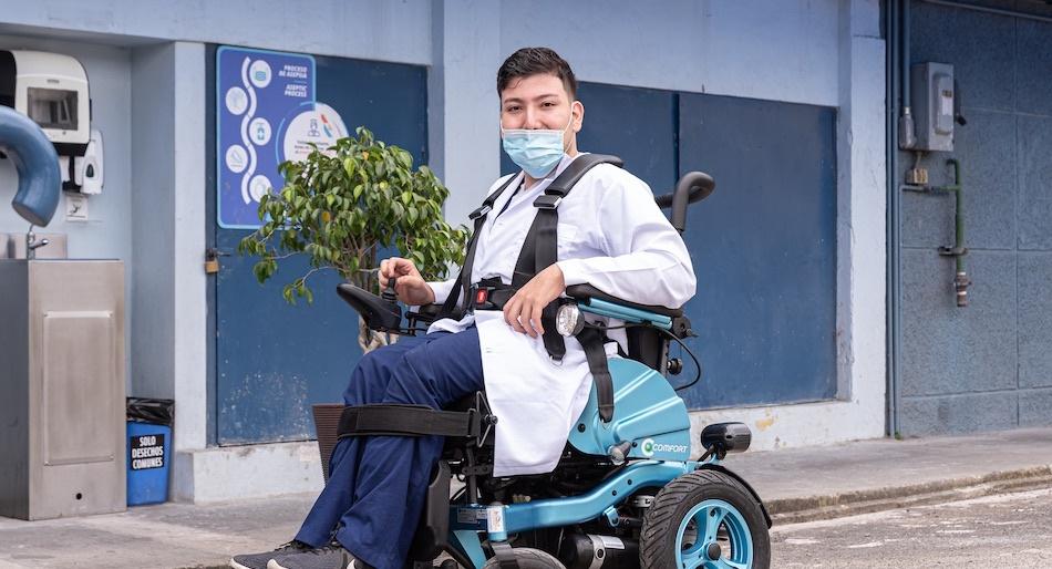Joven estudiante continuará su carrera profesional gracias a la donación de una silla de ruedas especial