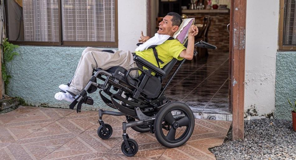 Donación de silla de ruedas devuelve calidad de vida a paciente con parálisis